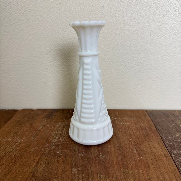 Vintage Ring of Fire Milk Glass Short Pressed Glass‎ 6 inches Bud Vase - Picture 7 of 9
